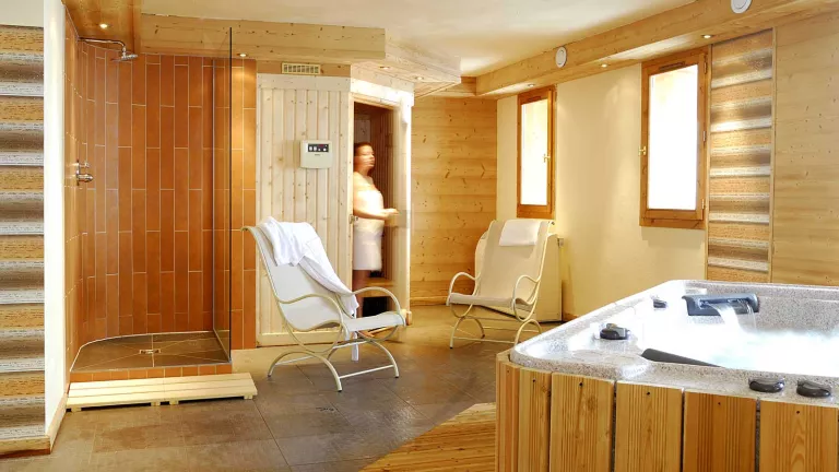 Shared sauna & hot tub