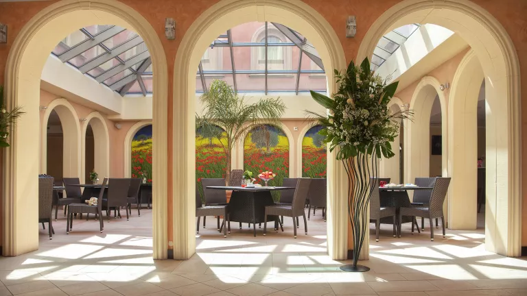 atrium with economy twin, double and interconnecting rooms above