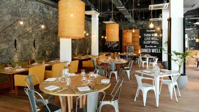 Bistro Restaurant - salads, burgers and rotisserie at Neilson x The Ravenala Attitude