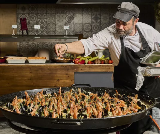 Large Paella pan.