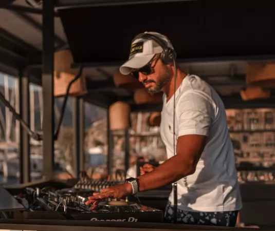 Adakoy DJ full pic