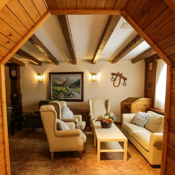 To the snug lounge