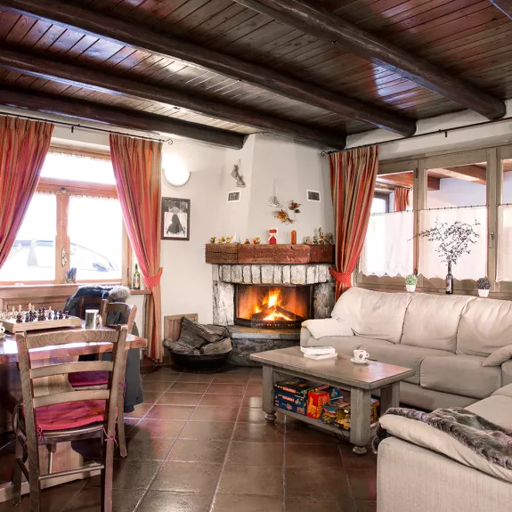 The cosy lounge with open fireplace