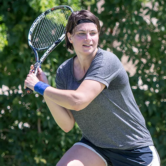 woman playing tennis