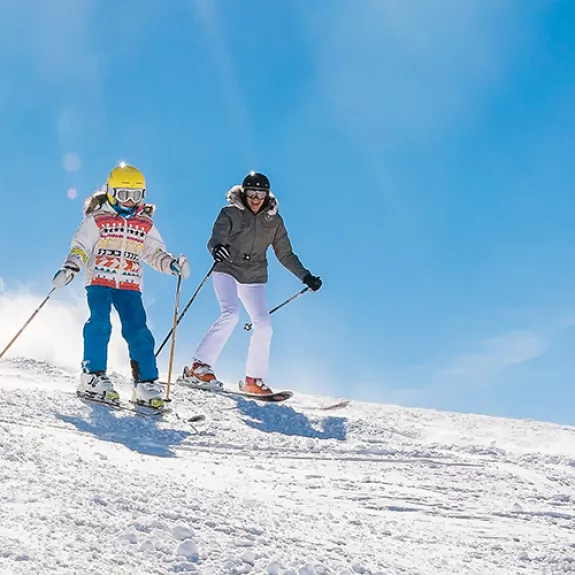Family skiing 