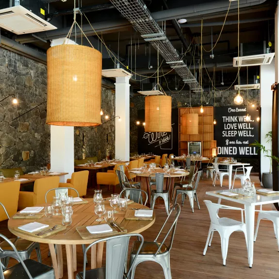 Bistro Restaurant - salads, burgers and rotisserie at Neilson x The Ravenala Attitude