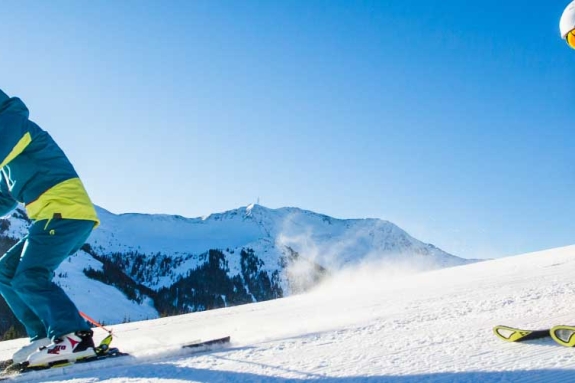 skiing couple