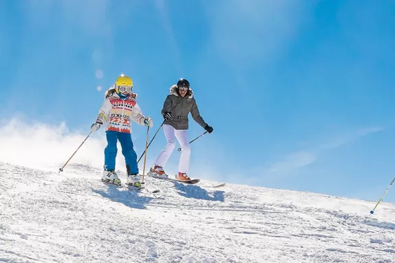 Family skiing 
