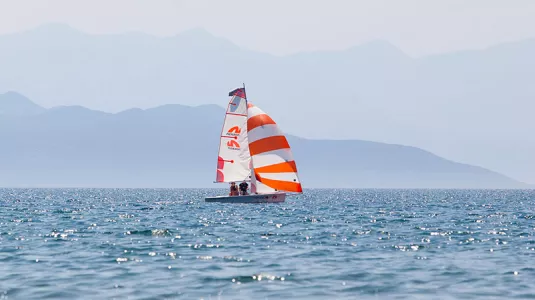 Dinghy sailing with asymmetric spinnaker 