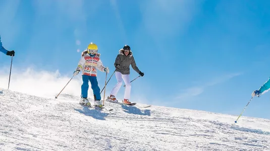 Family skiing 