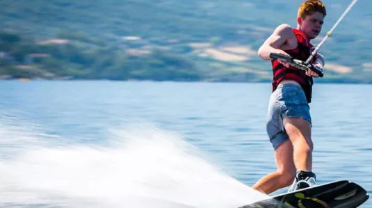 Dan wakeboarding