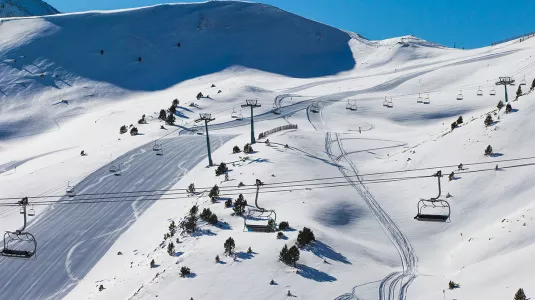 Sweeping snowy pistes