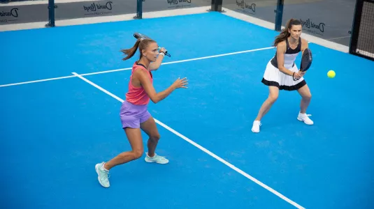 2 people playing padel tennis