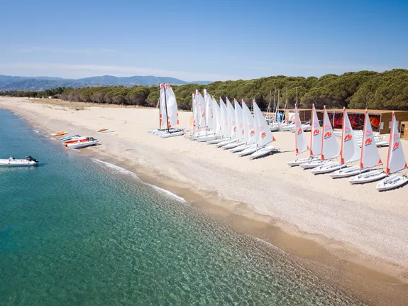 beach with dinghies lined up