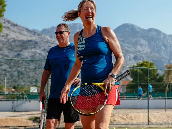 couple playing tennis