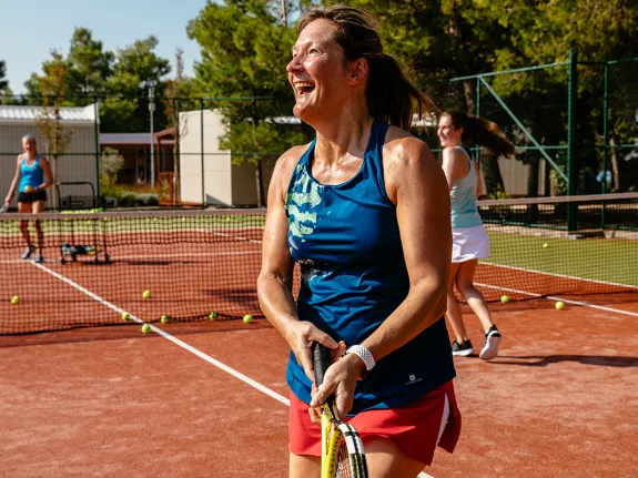 woman playing tennis