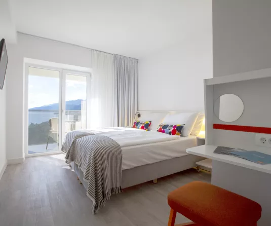 Three interconnecting rooms with sea view
