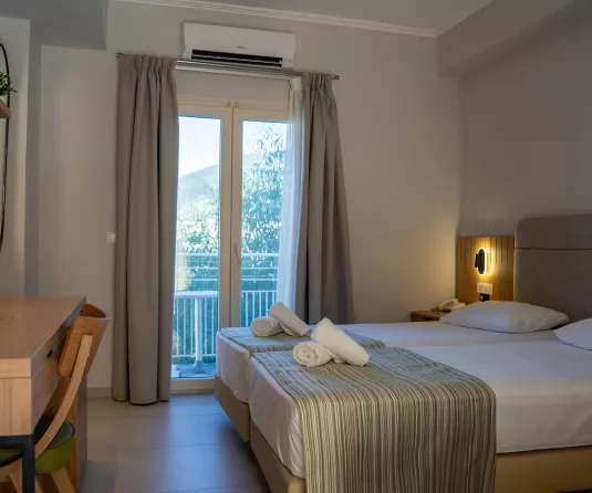 Cosmos twin room with sea view